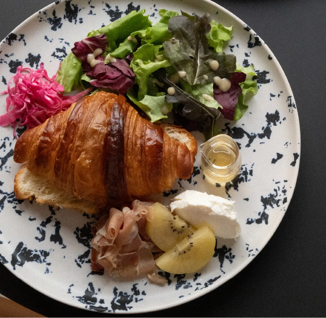 Croissant sandwich with jamón and mascarpone